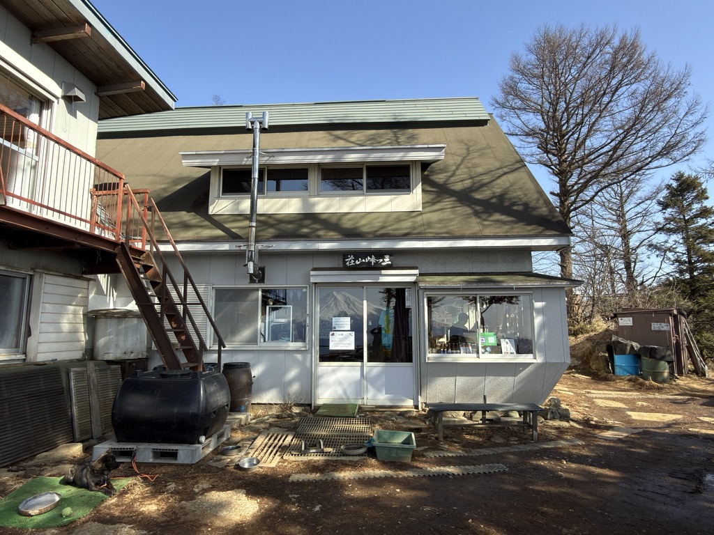 山頂近くにある三ツ峠山荘（三つ峠山荘で撮影）　
