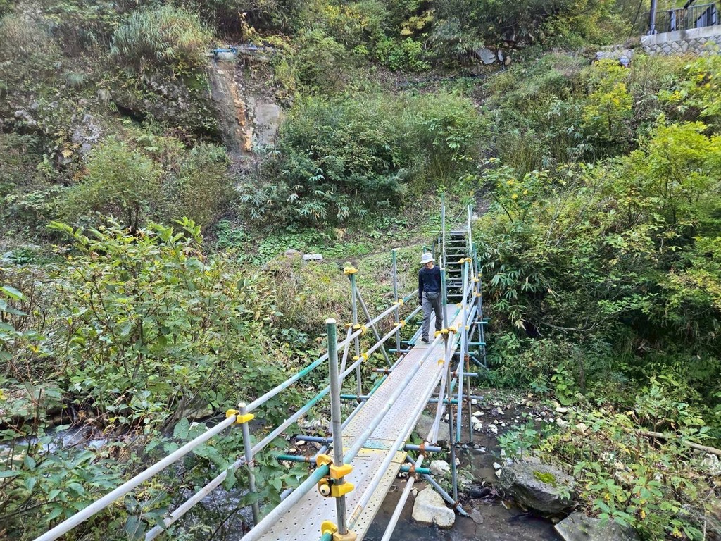 仮設の橋　同行者撮影📸（長助池から燕温泉の間で撮影）