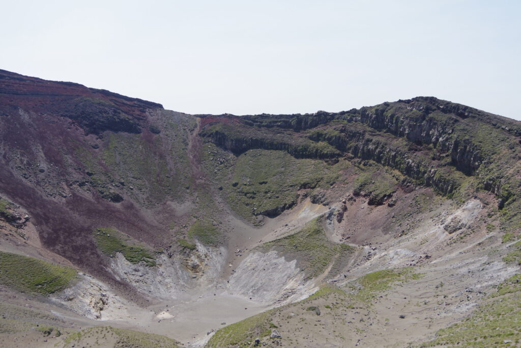 高千穂峰の御鉢 登山道から見下ろせます(高千穂峰の登山道から撮影)