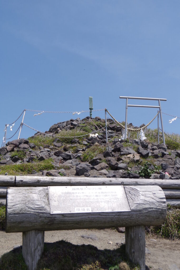 山頂にある「天の逆鉾」坂本龍馬が引き抜いたという伝説がありますね(高千穂峰山頂で撮影)