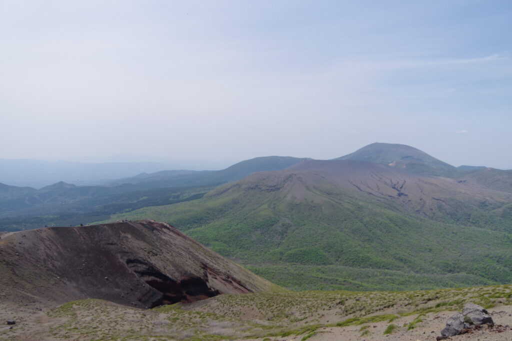 高千穂峰から見る霧島連山 荒涼感がすごい。。(高千穂峰から撮影)