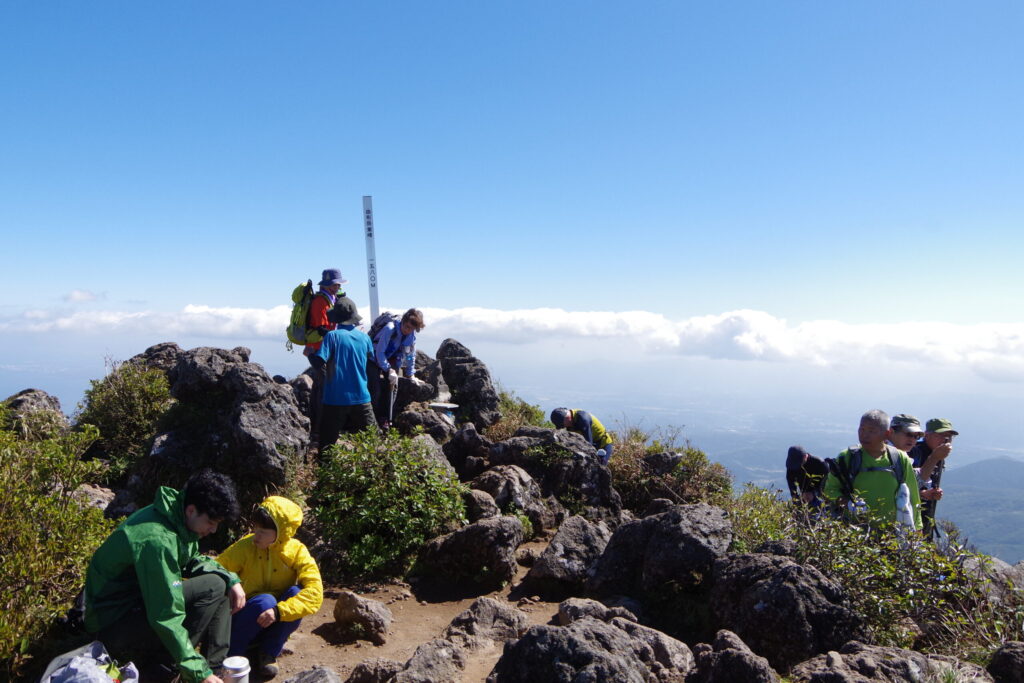 登山者で賑わう由布岳・東峰山頂(由布岳山頂で撮影)