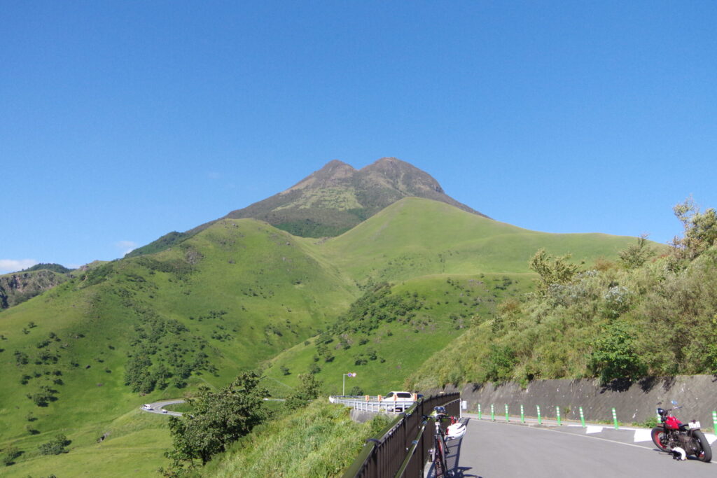 双耳峰が特徴の由布岳(登山口に至るハイウェイで撮影)