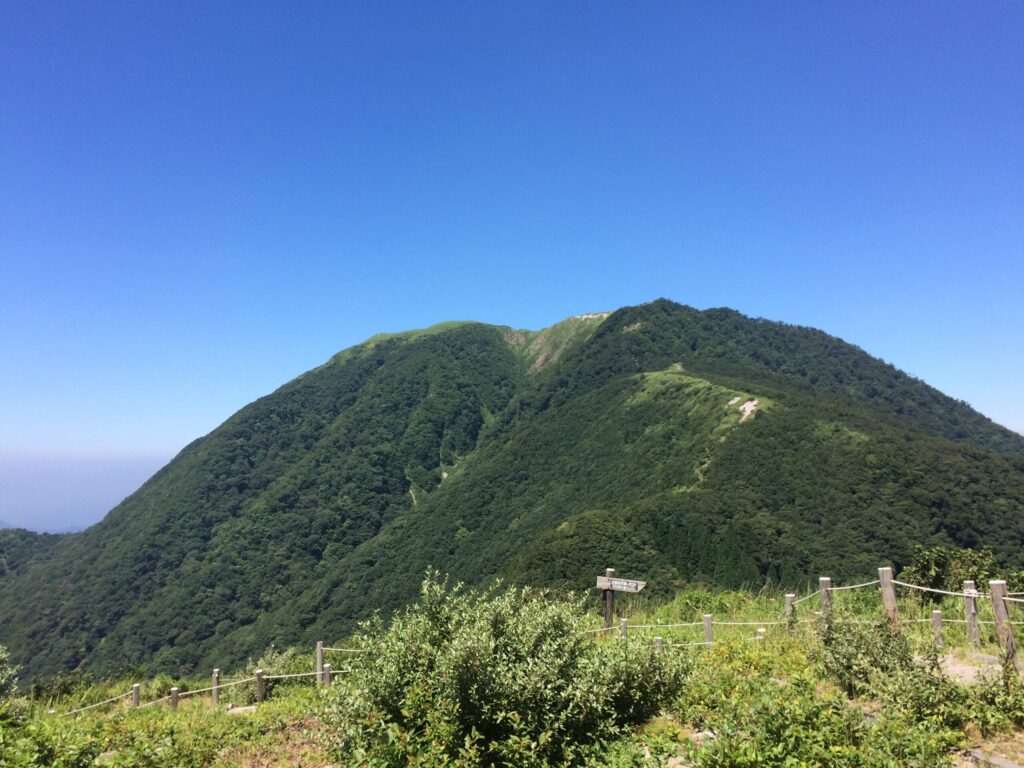 女三瓶山近くから見る男三瓶山(女三瓶山で撮影)