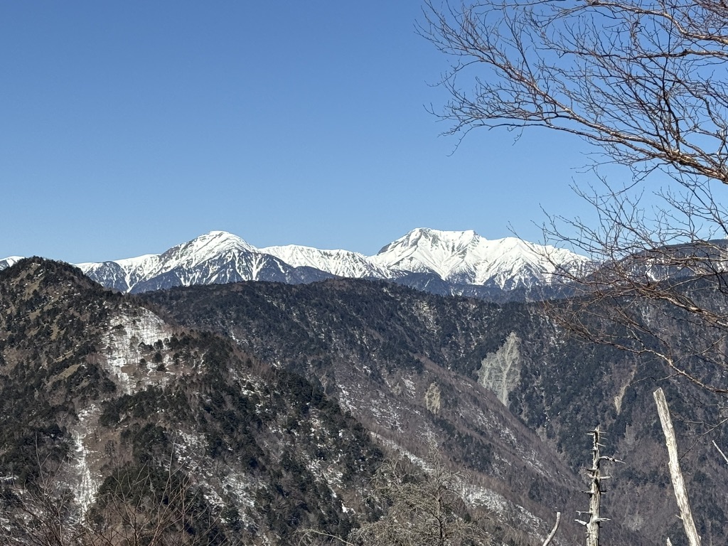頂は南アルプスの展望台 上河内岳(左)と聖岳(山伏山頂から撮影)