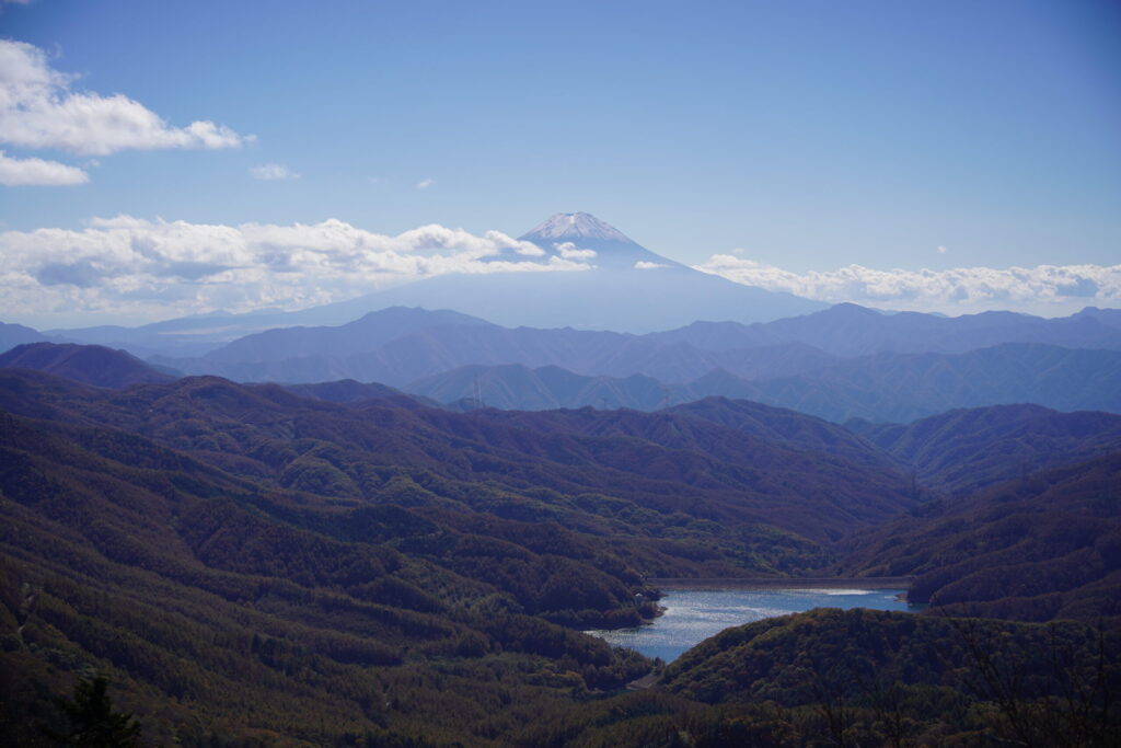富士山と大菩薩湖（大菩薩嶺・雷岩から撮影）
