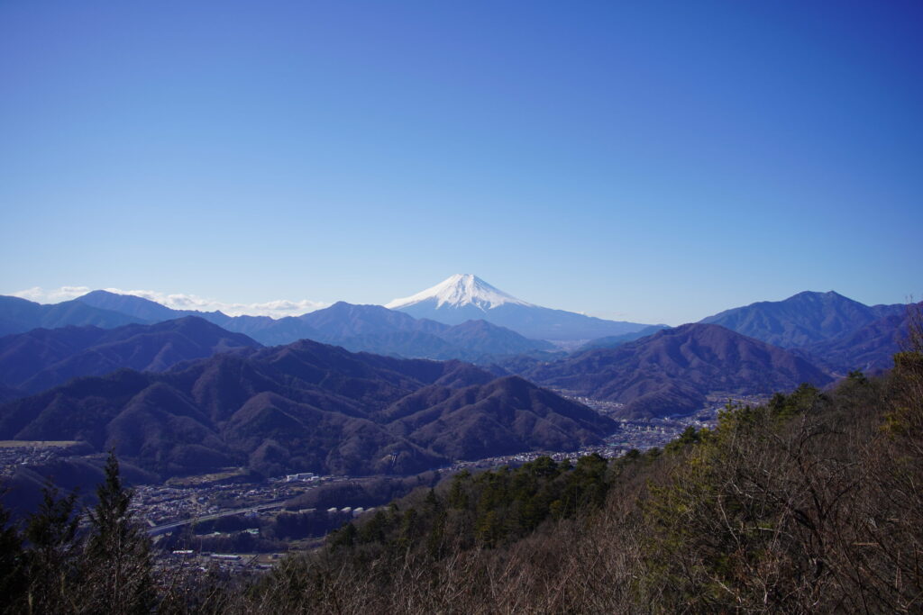 中央線・大月駅から登れる「百蔵山」登山道から見た、富士山
