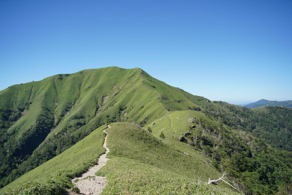 剣山〜次郎笈の稜線　これだけでも満足です（剣山から次郎笈の間で撮影）