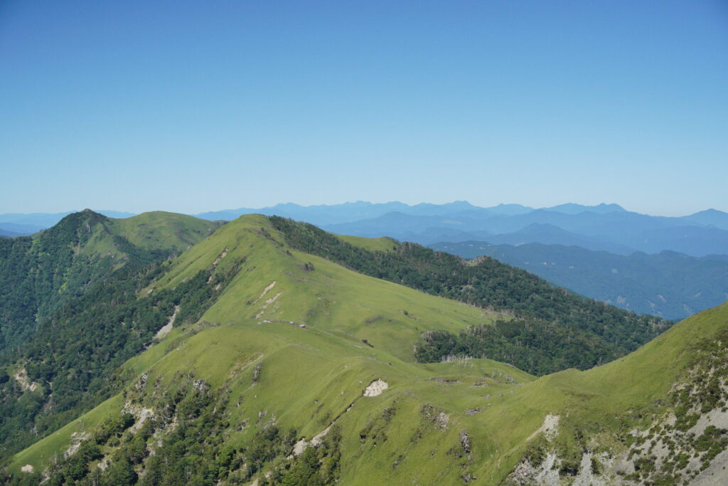 天狗塚への稜線（三嶺山頂付近から撮影）