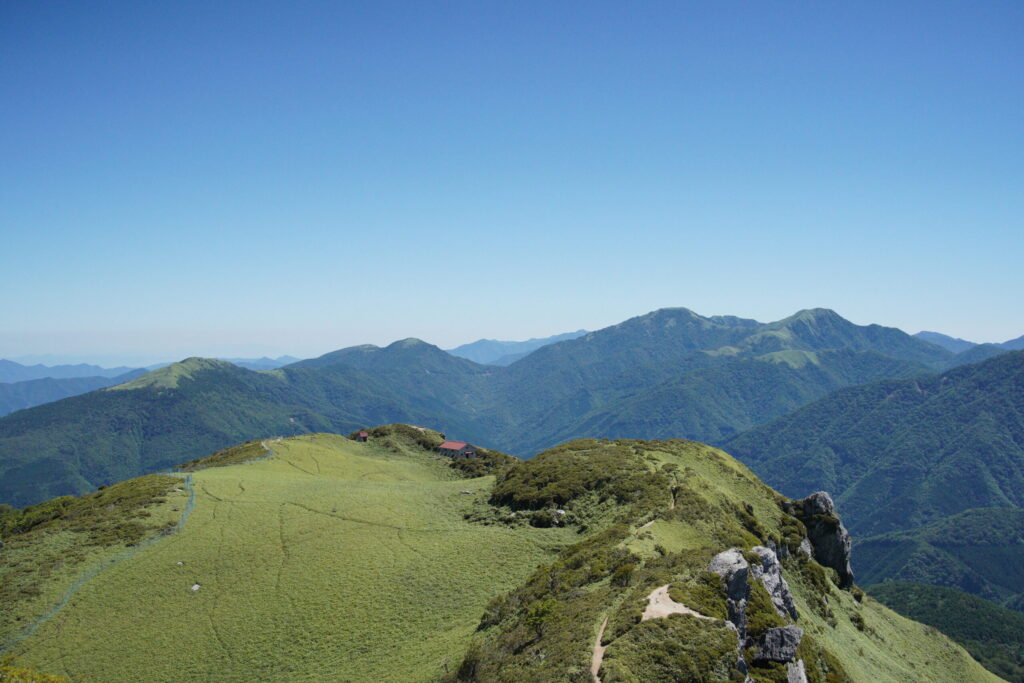 手前に三嶺ヒュッテ　左には塔ノ丸、丸笹山　右は剣山、次郎笈（三嶺山頂から撮影）