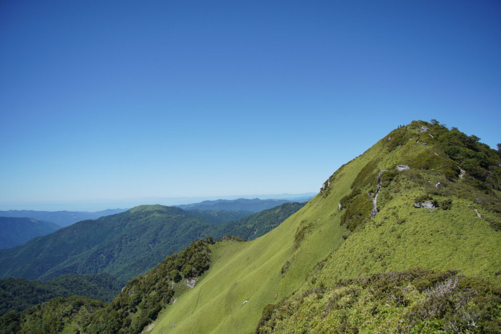 三嶺ヒュッテ付近から見る山頂