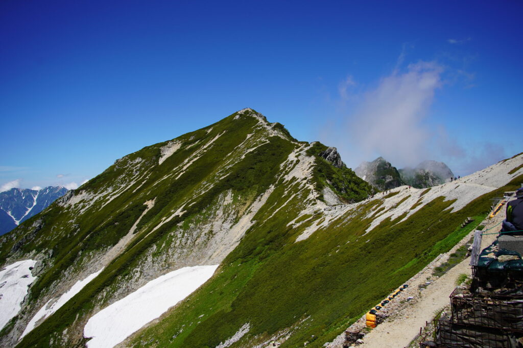 唐松岳頂上山荘から見る「唐松岳」(唐松頂上山荘から撮影)