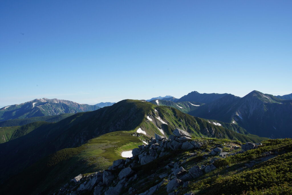 双六岳から見た三俣蓮華岳(中央)(双六岳から撮影)