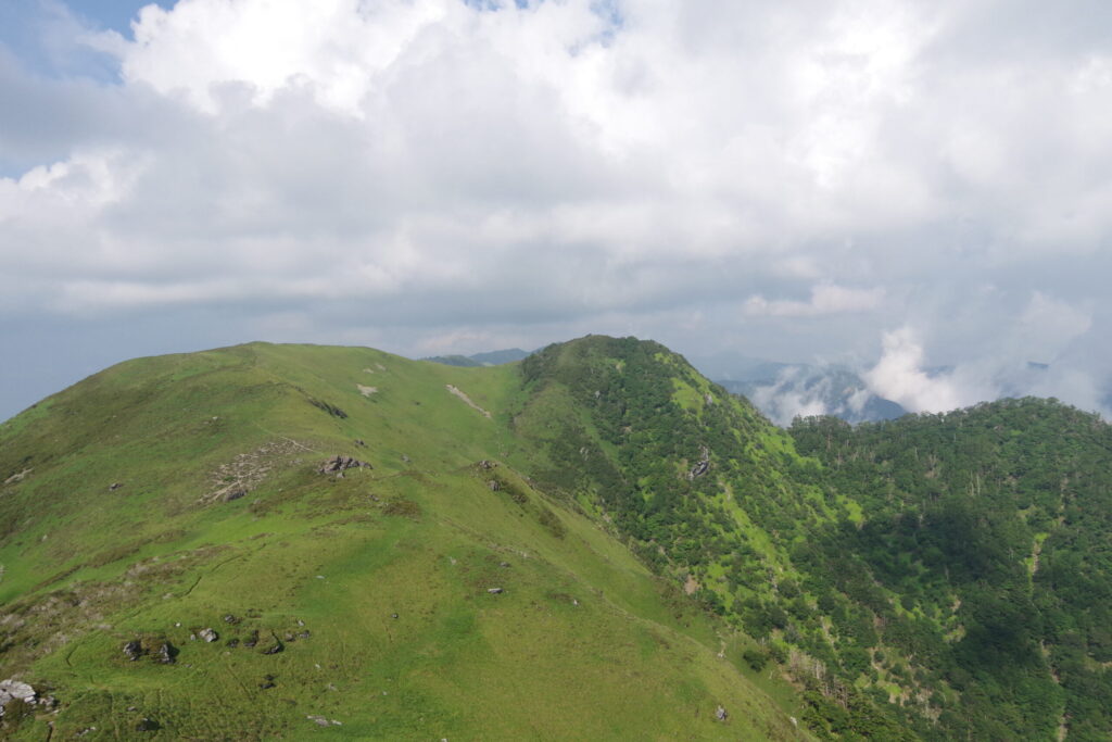 どこまでも続くたおやかな稜線（天狗塚付近で撮影）