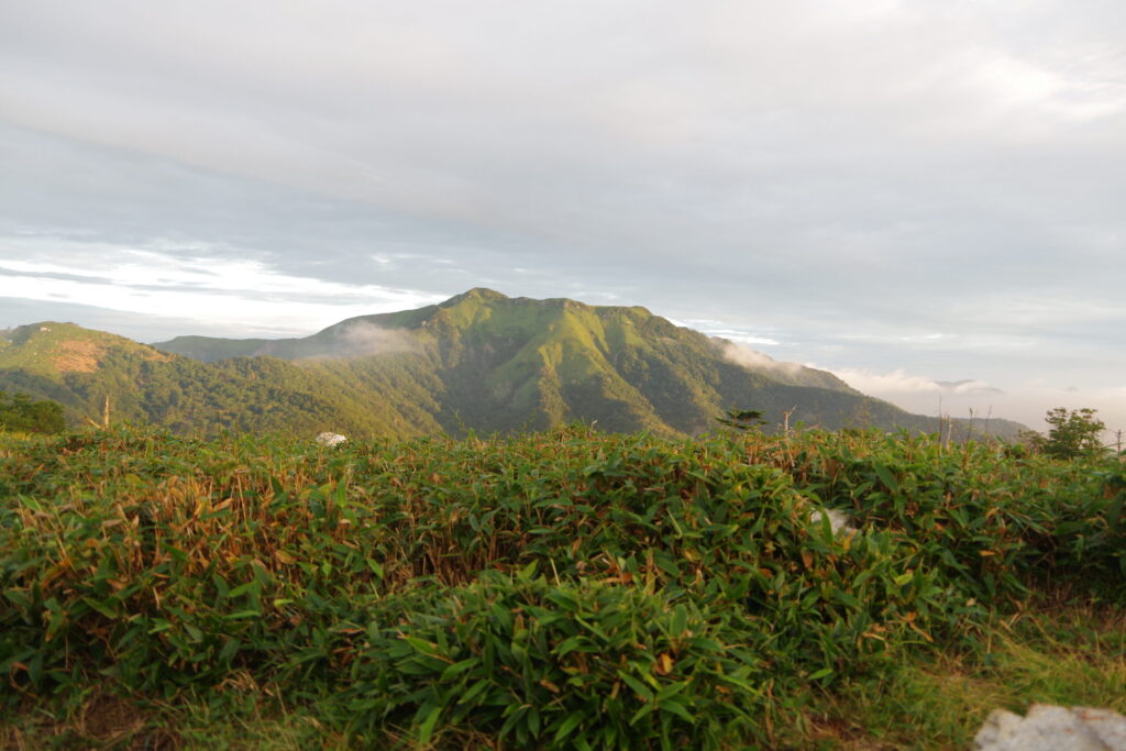 白髪避難小屋から見る三嶺