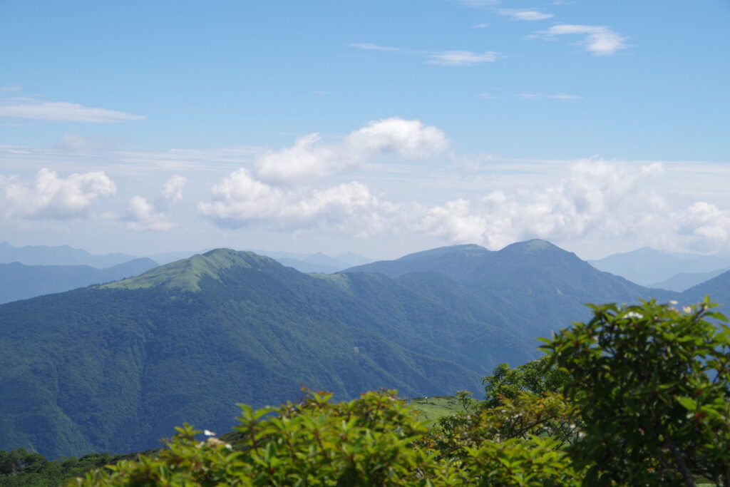 三嶺山頂からは四国の山々が楽しめる大展望（塔ノ丸と丸笹山・三嶺山頂から撮影）