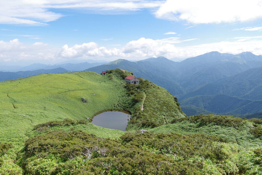 三嶺ヒュッテと池　三嶺のシンボル（三嶺山頂から撮影）