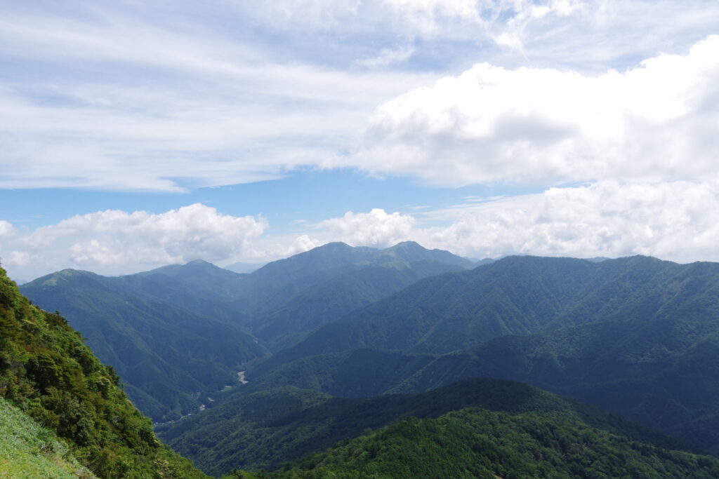三嶺ヒュッテ付近から見る剣山と次郎笈