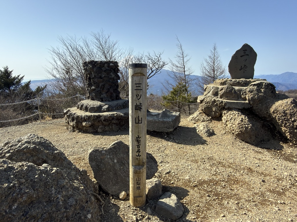 山梨百名山の標柱もあります！