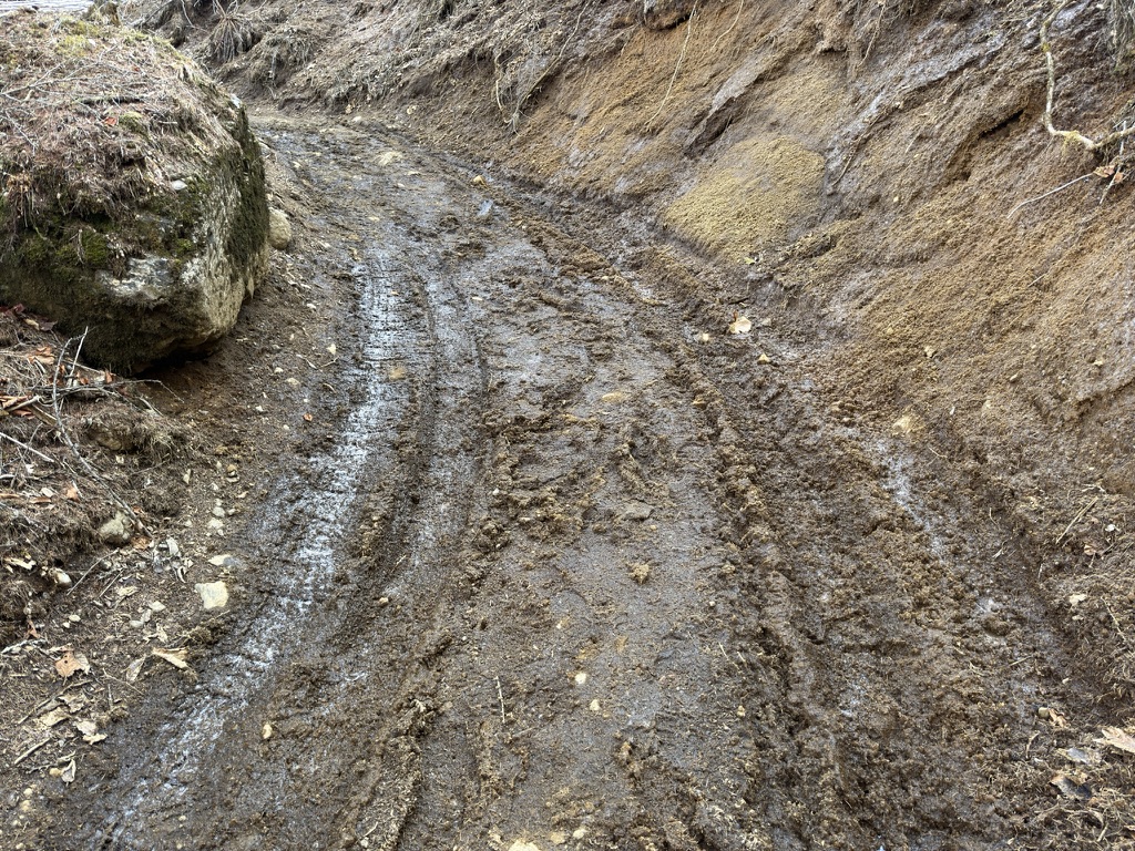 3月の登山道　ぬかるみが凍って凸凹でした（三つ峠登山口から三つ峠山荘の間で撮影）