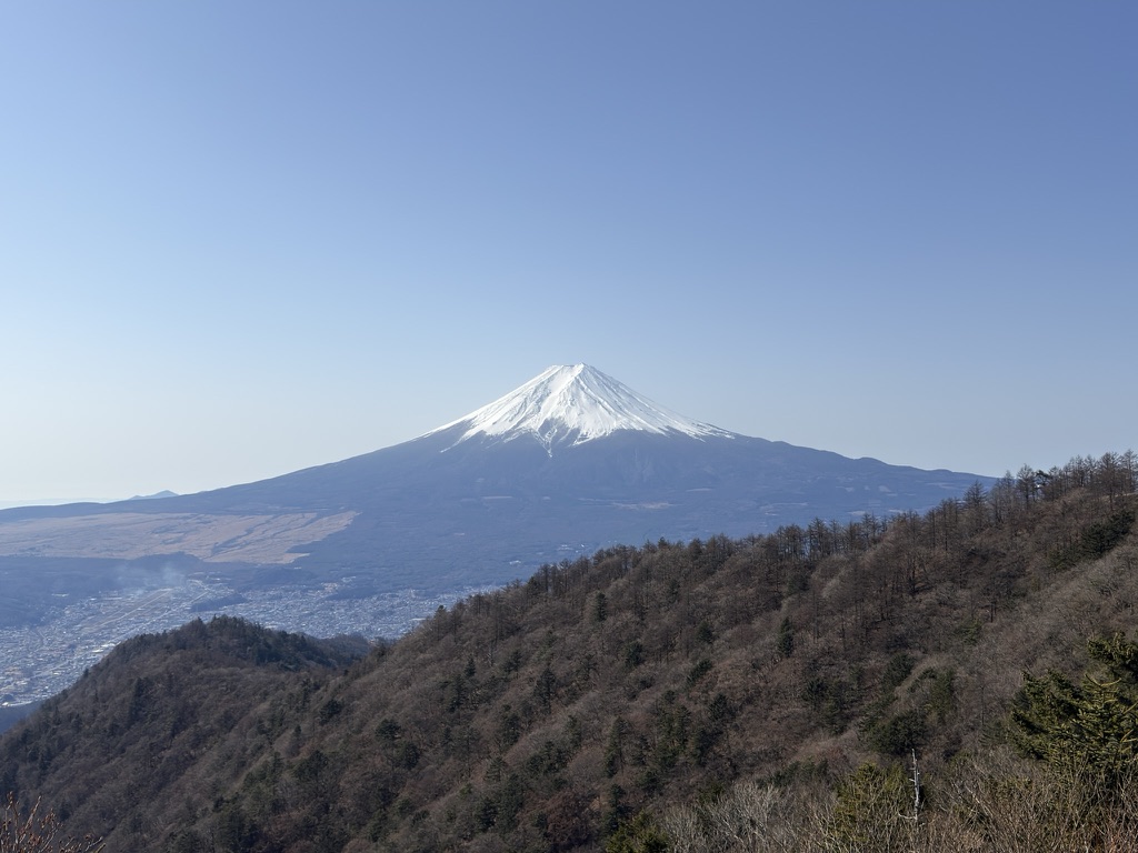 富士吉田の街並みや自衛隊演習場も見えますね（三つ峠山荘で撮影）
