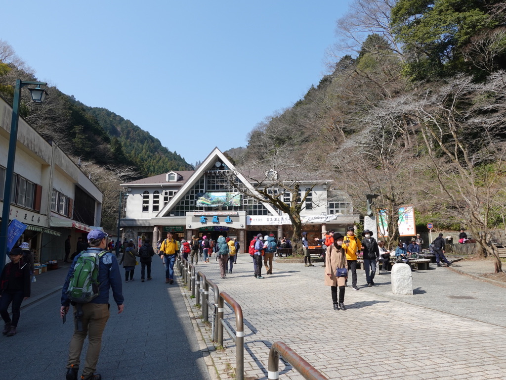 高尾山登山口　観光客と登山者で賑わう