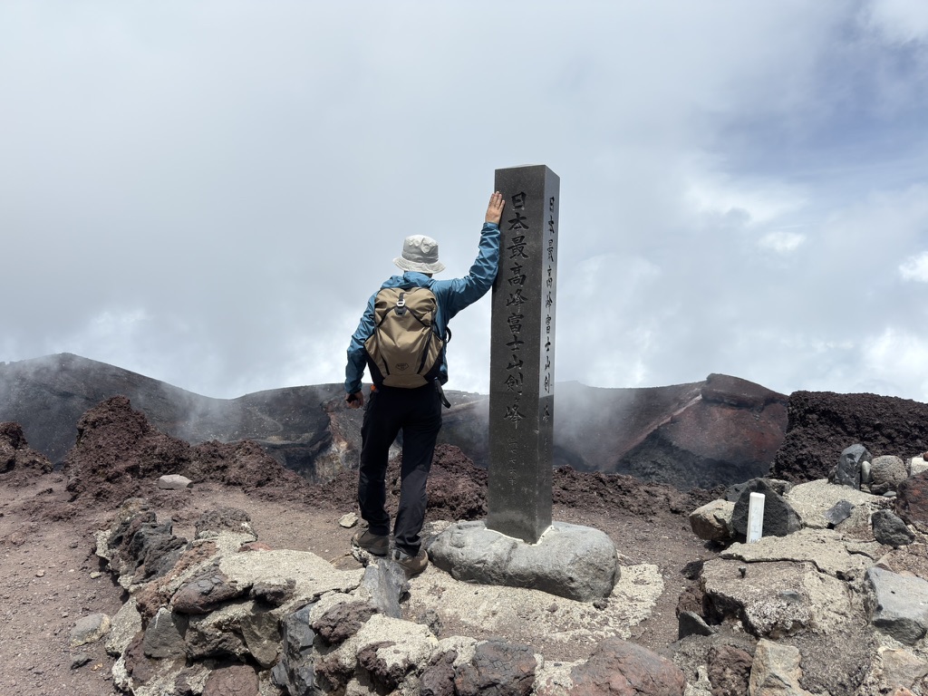 日帰りザックBUDDY22で、富士山・剣ヶ峰を登頂！（富士山頂で撮影）