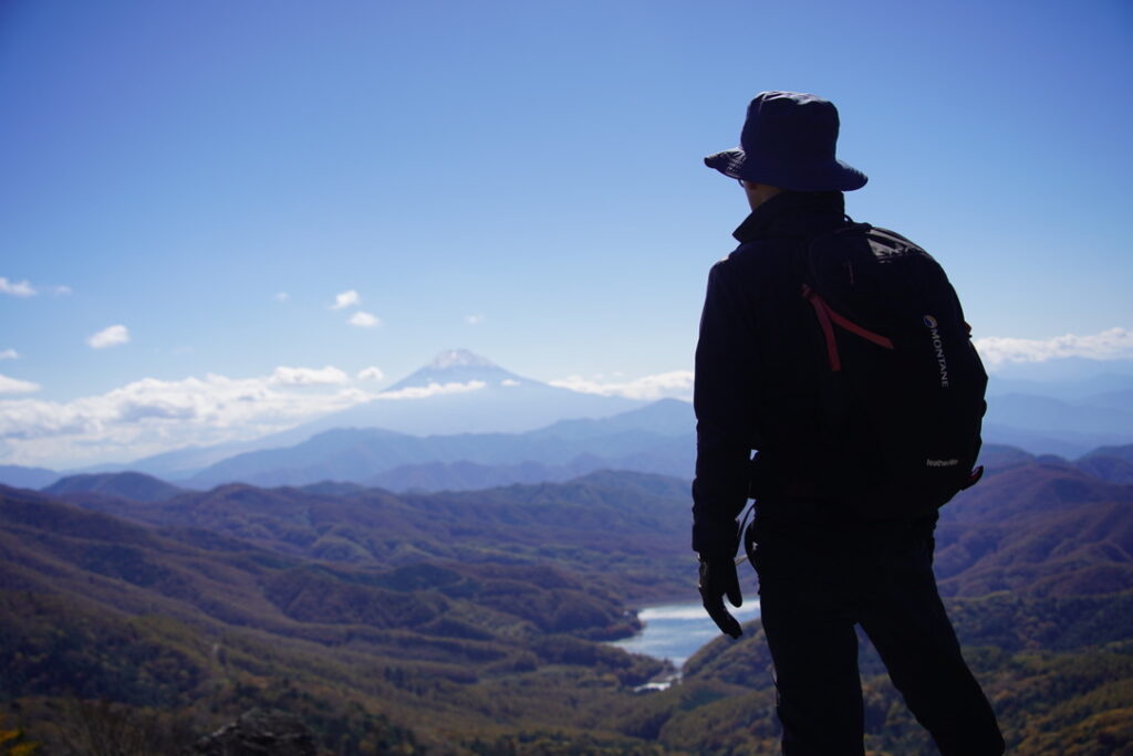 大菩薩嶺（雷岩）にて　紅葉時期には上着は欠かせません