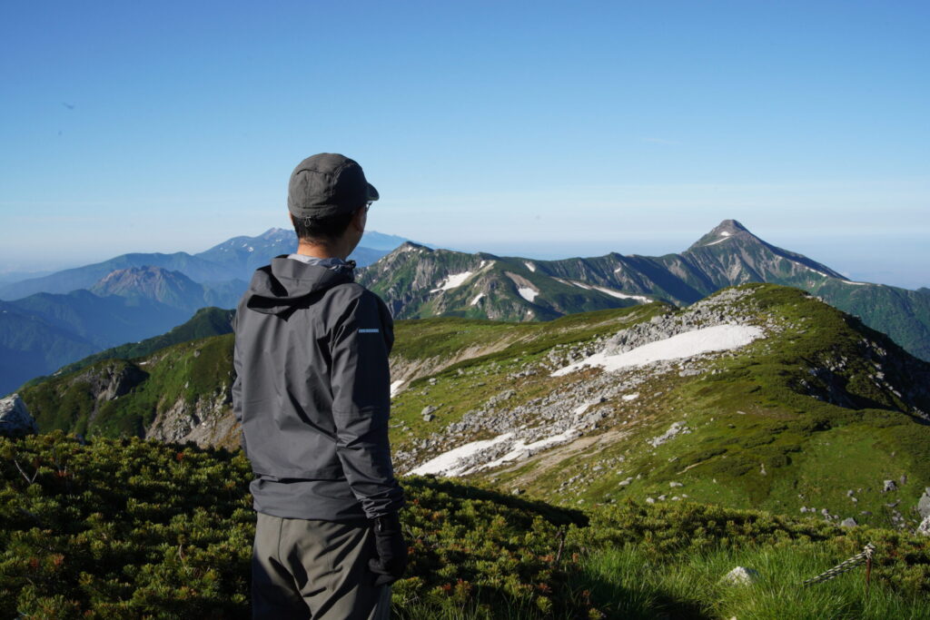 レインウェアを防寒着アウターとして使うシーンは多いです（双六岳から眺める笠ヶ岳）