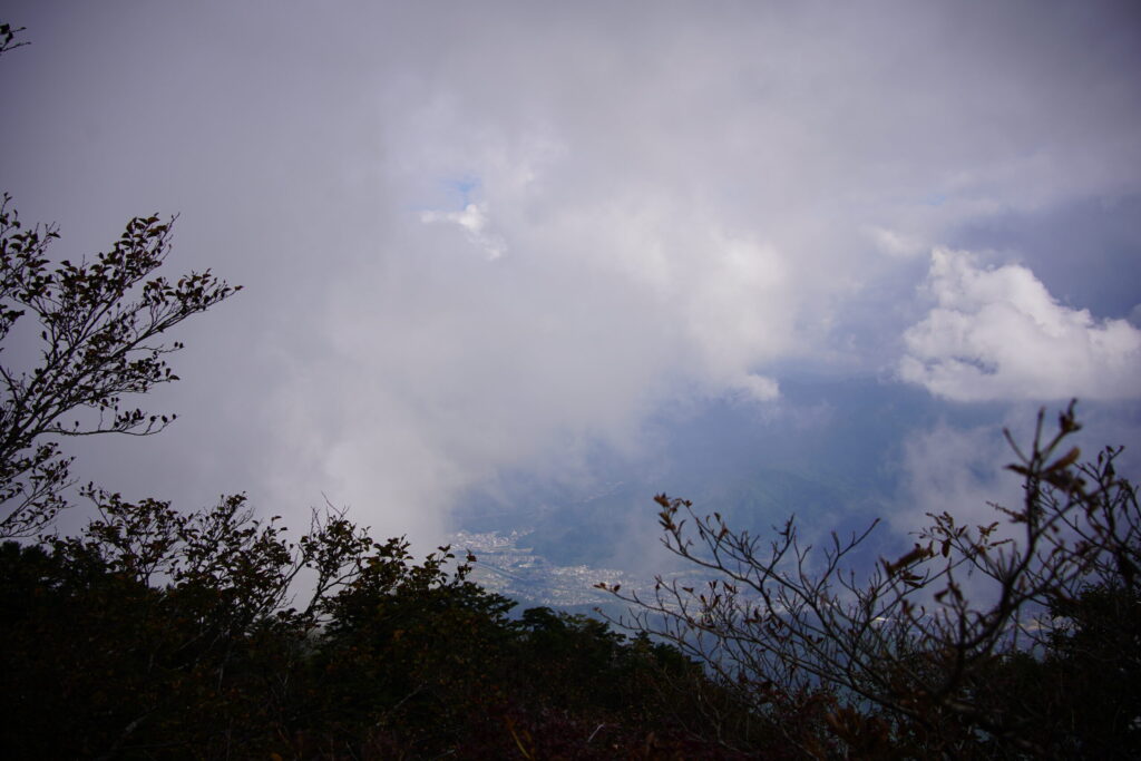 山の上なので急に雲が立ち込めることがあります（三つ峠山荘付近で撮影）
