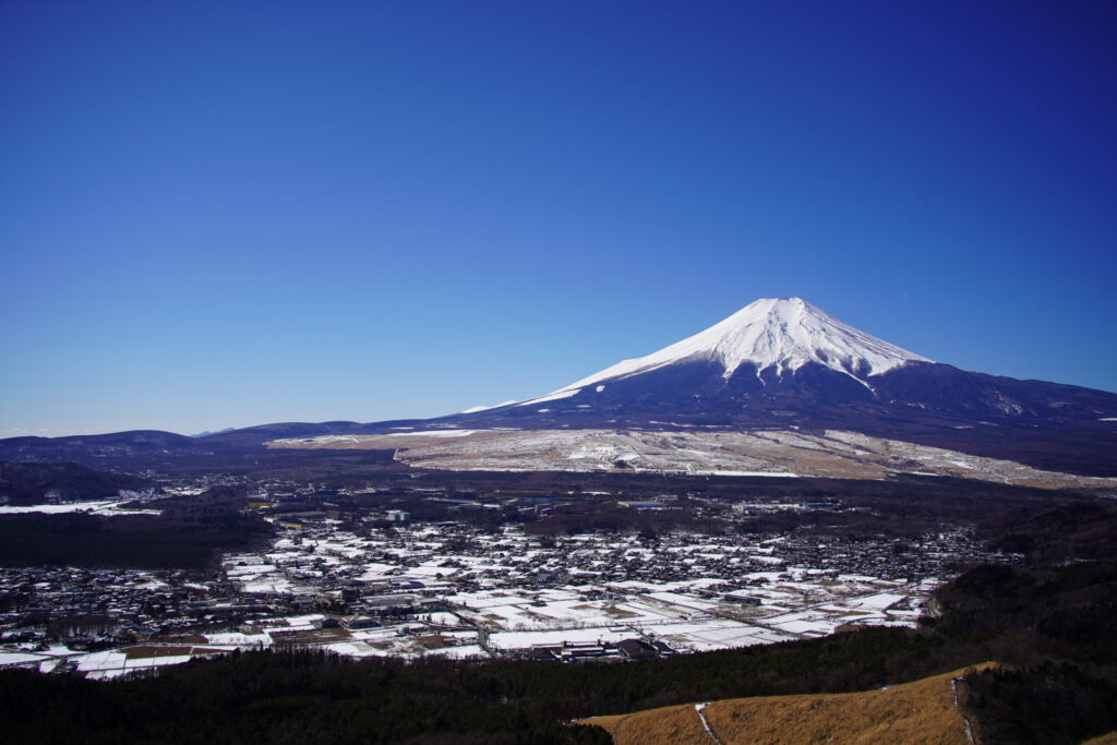 杓子山（富士急行線沿線）から眺める富士山