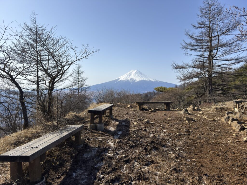 三ツ峠山荘手前の休憩所　ベンチもあり富士山がじっくり楽しめる