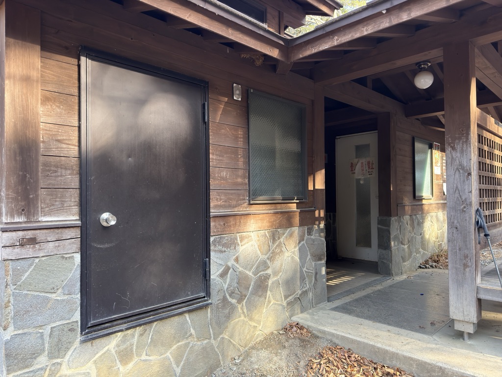 登山口のあるトイレ　冬は使用できません⚠️（三つ峠登山口で撮影）