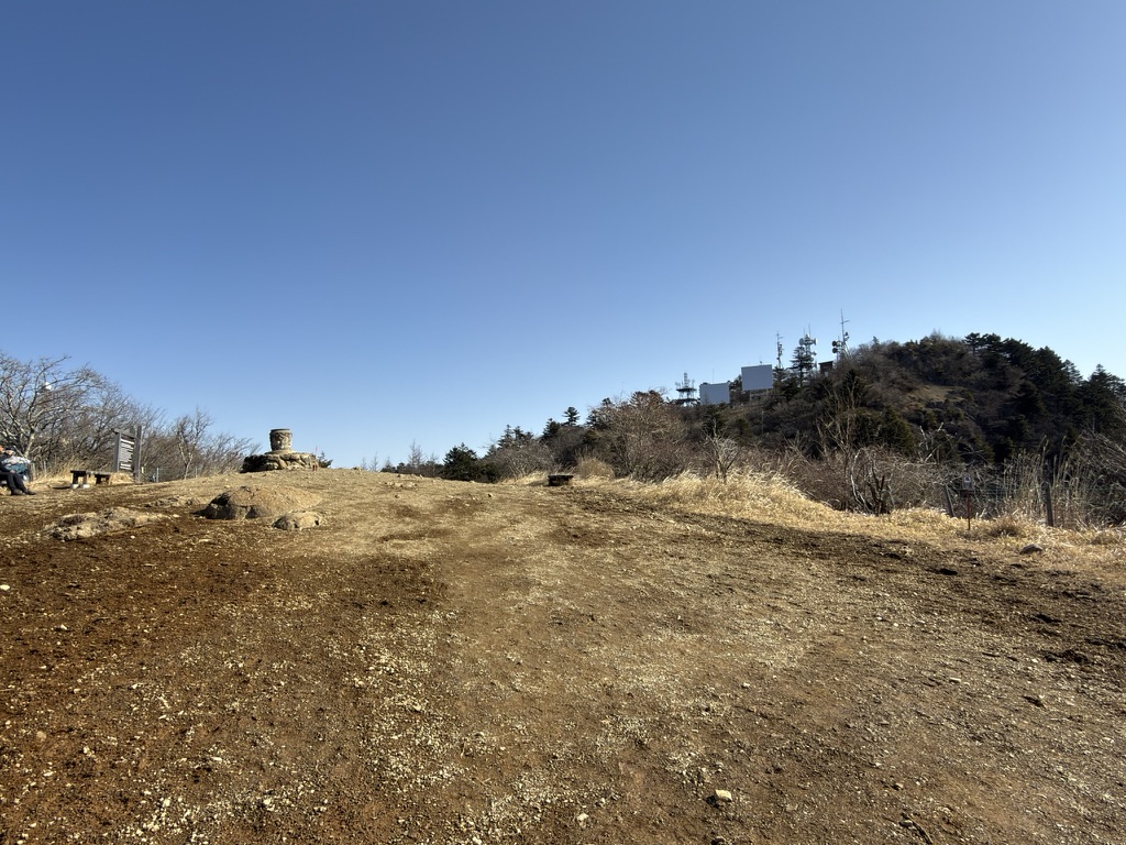 山荘の裏手、この丘にもベンチがあります　右はアンテナが立つ山頂です（三つ峠山頂付近で撮影）
