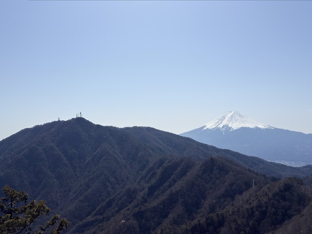 三ツ峠山（左）と富士山（清八山から撮影）