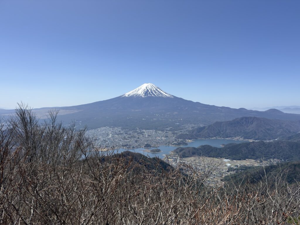 黒岳展望台からの富士山 眼下には河口湖(黒岳展望台から撮影)