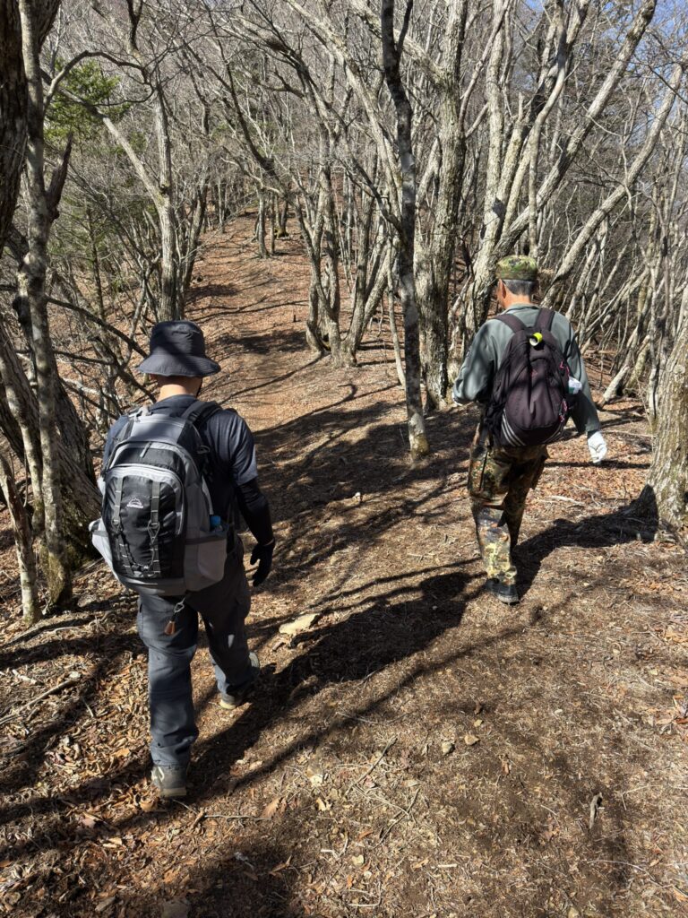 気持ちのいい稜線歩き🎵(すずらん峠から破風山の間で撮影)