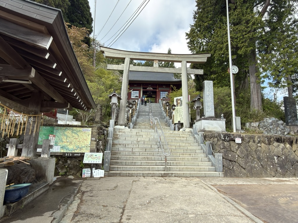 武蔵御嶽神社　階段を上がると拝殿です（武蔵御嶽神社で撮影）