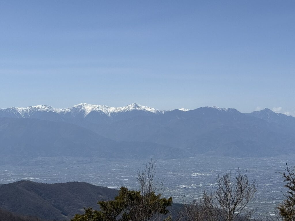 白峰三山〜甲斐駒ヶ岳 眼下には甲府盆地(釈迦ヶ岳山頂で撮影)