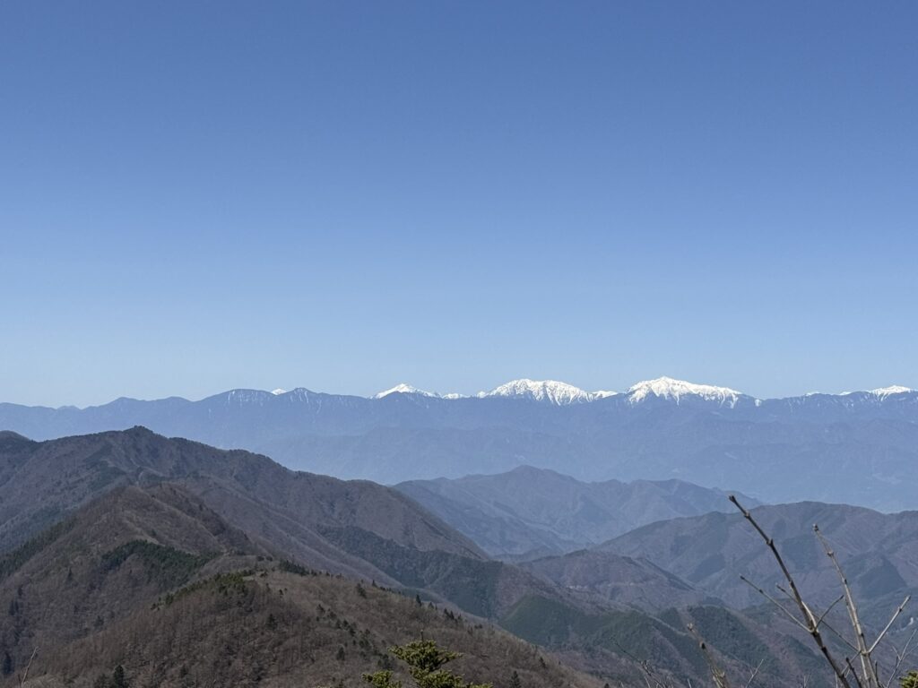 聖岳〜赤石岳〜悪沢岳など、南アルプス南部が一望できます(黒岳展望台から撮影)