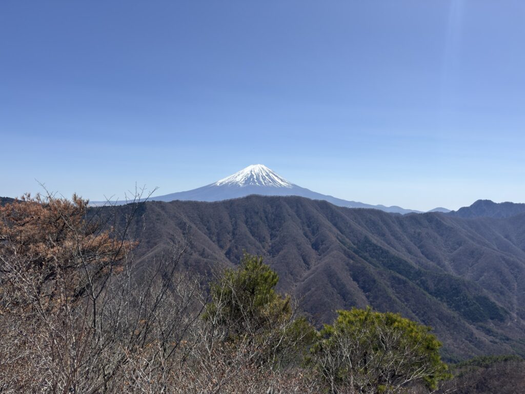 釈迦ヶ岳からの富士山 手前の尾根はさっき歩いた破風山〜ツインテラス(釈迦ヶ岳山頂で撮影)