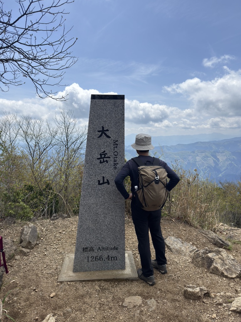 大岳山、登頂！標高1266ｍ　奥多摩らしい静かな展望が広がります（大岳山山頂で撮影）