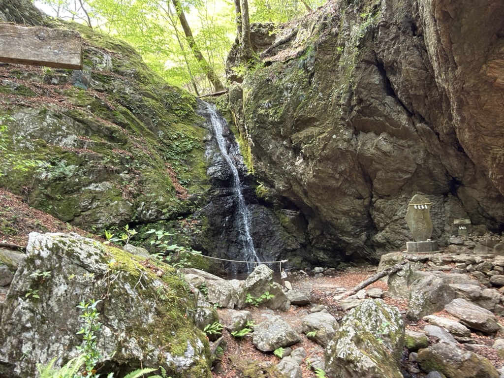 ロックガーデンにある綾広の滝（ロックガーデンで撮影）