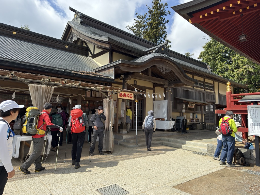 この日は観光客より、登山者のほうが多かった印象（武蔵御嶽神社で撮影）