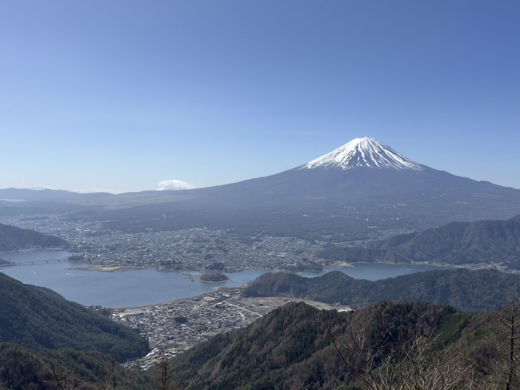 東の方を見ると山中湖まで見えます(ファーストテラスで撮影)
