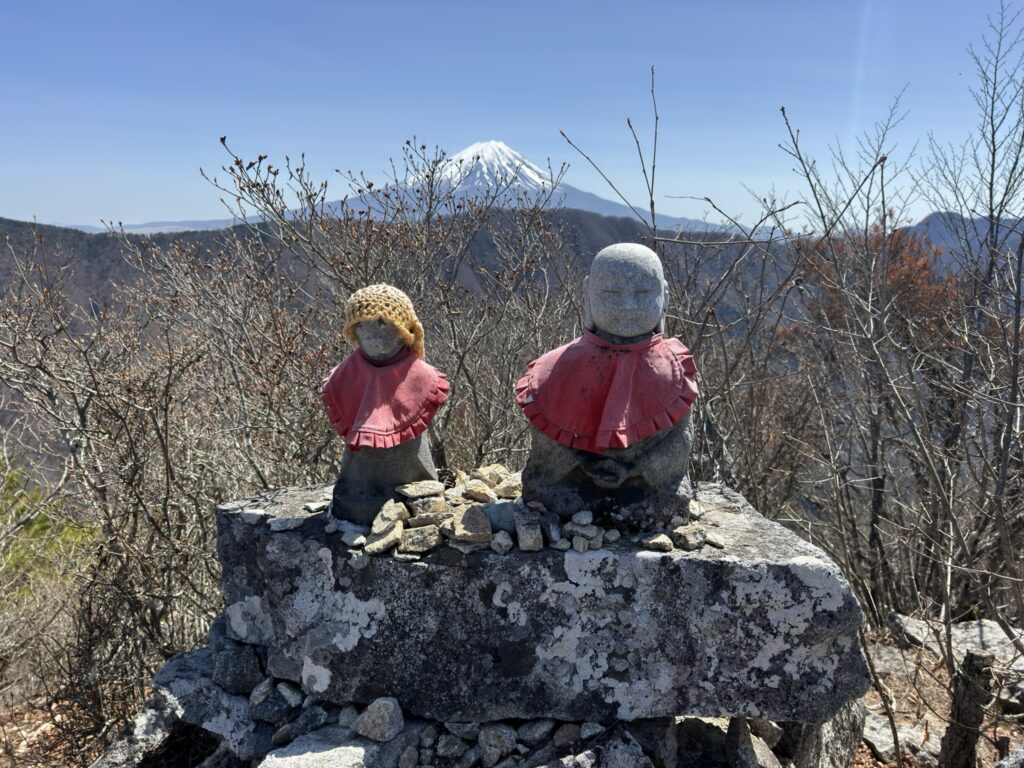 釈迦ヶ岳といえば、夫婦地蔵ですね❤️(釈迦ヶ岳山頂で撮影)