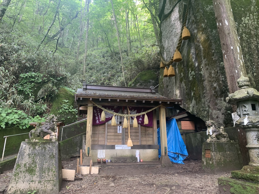石割山ふもとにある石割神社 ここまでの階段がキツい😓(石割神社で撮影)