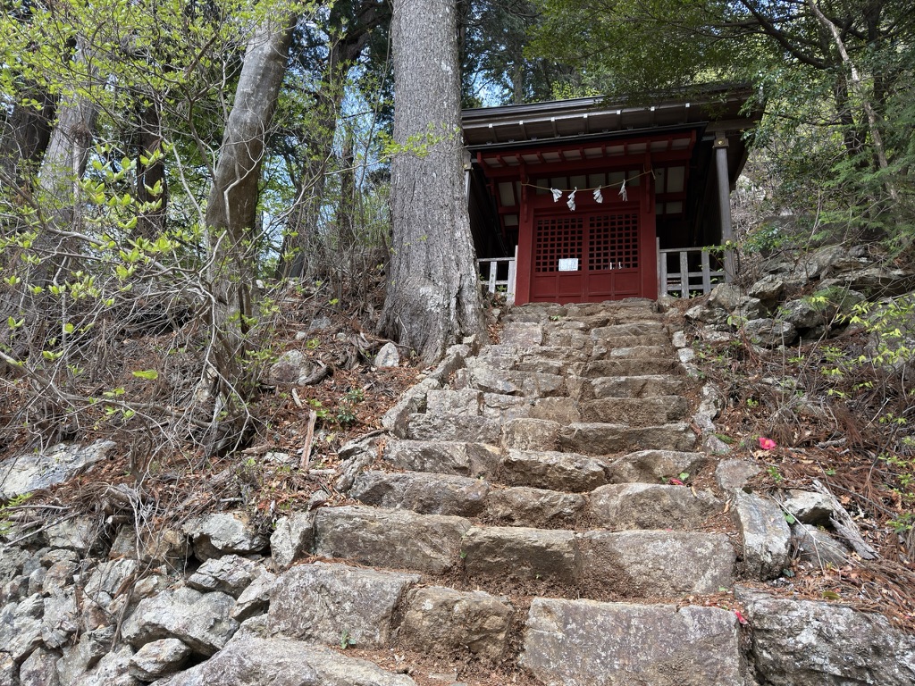 奥宮の社でしょうか　ここからは急登です⚠️（御岳山から大岳山の間で撮影）
