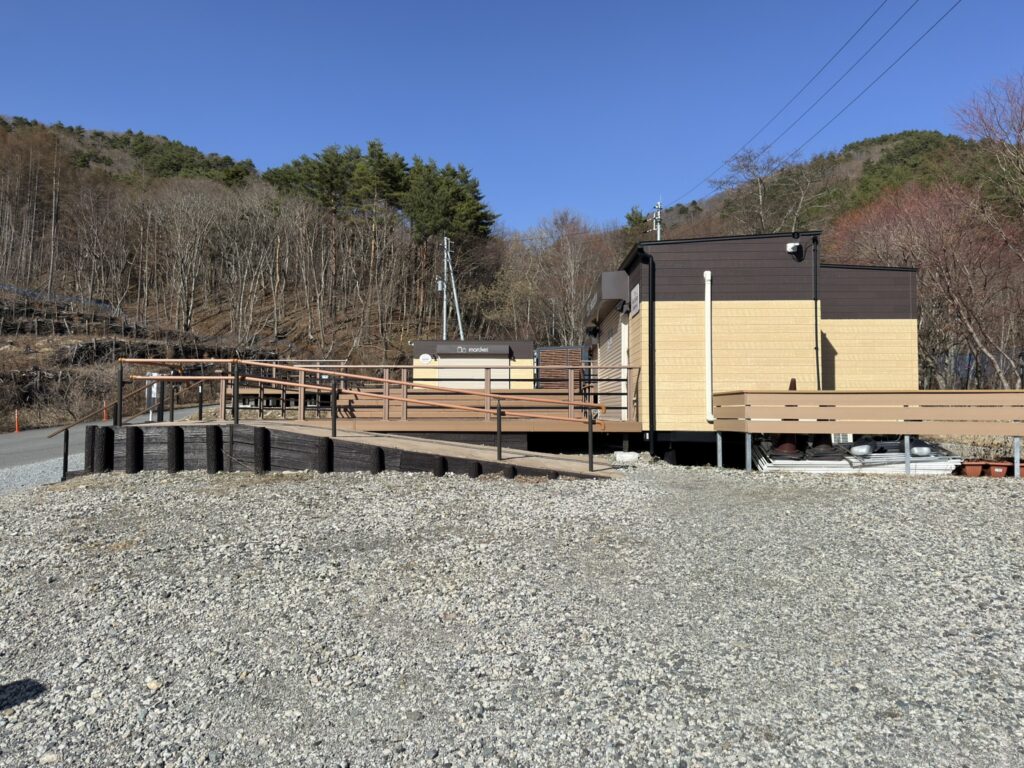 第一駐車場にある観光案内所&カフェ(Lily Bell Hütte)4月上旬はまだ休業してました💦(第一駐車場で撮影)