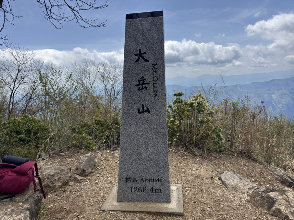 大岳山・山頂碑（大岳山で撮影）